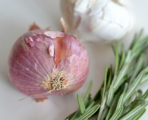 Natural Nail Fungus Treatment with Garlic and Rosemary